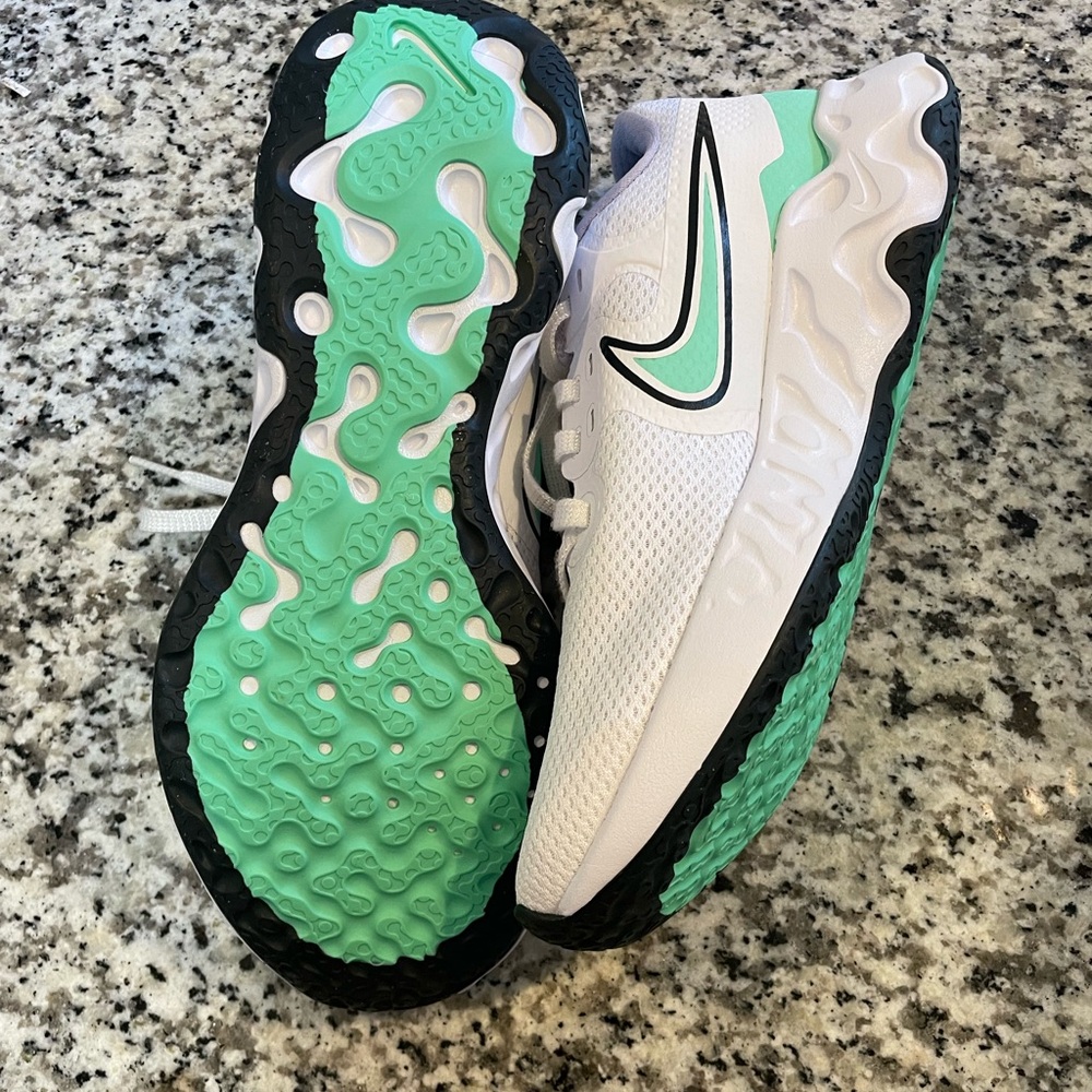 NWOT WOMEN'S NIKE RENEW RIDE 2 - SIZE 8.5
